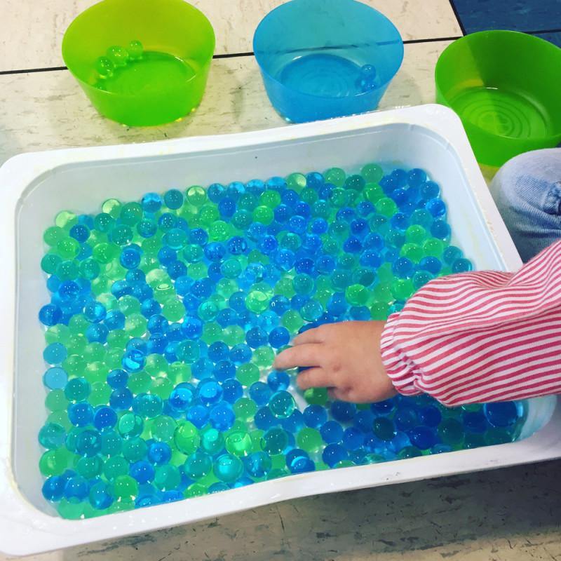 Juego sensorial casero con bolas de gel para sorprender a los niños
